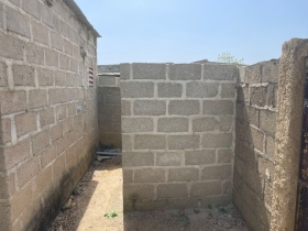 terrain non lotti en vente à koupela sur la route de tenkodogo à 300m du lycée privé saint Philippe juste derrière le dpna.  100m² deux maison construites dont un chambre salon avec douche et un entre couché, WC et douche externe également. toujours de l