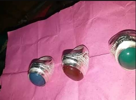La bague magique de désenvoûtement de sortilèges  La bague magique de désenvoûtement de sortilèges du grand marabout DJEGBA représente un puissant remède contre les forces obscures et les influences néfastes qui peuvent entraver le chemin de ceux qui en sont victimes. Considérée comme un talisman de protection, cette bague est réputée pour sa capacité à dissiper les malédictions, les envoûtements et les sorts lancés par des personnes mal intentionnées. Forgée selon des rituels ancestraux et chargée de bénédictions spéciales, elle agit comme un bouclier mystique, repoussant les énergies négatives et rétablissant l